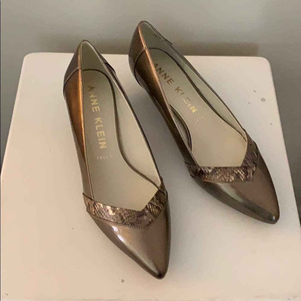 NWB Anne Klein gold snakeskin size 9.5